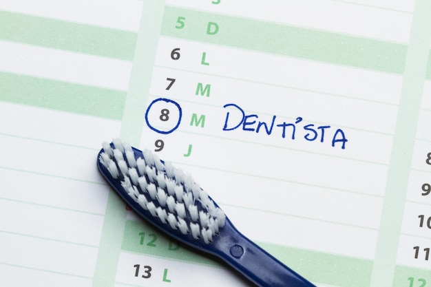 Escova de dentes em um calendário em uma visão de perto