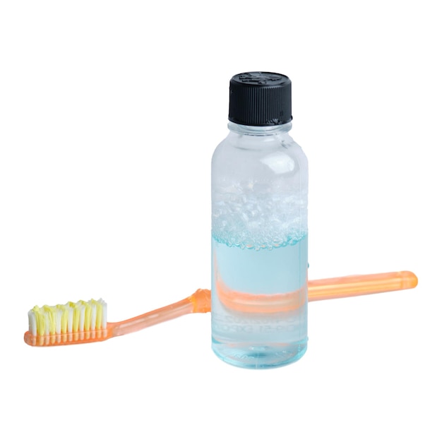 Escova de dentes isolada e colutório em um fundo branco ou transparente