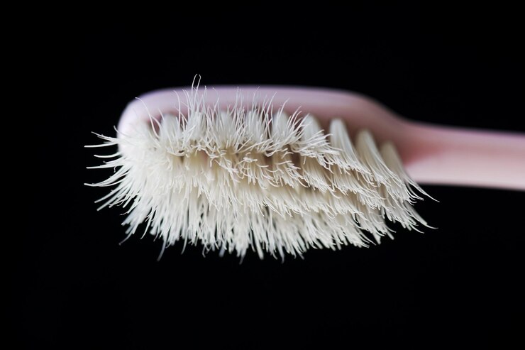 escova de dentes velha usada em fundo preto