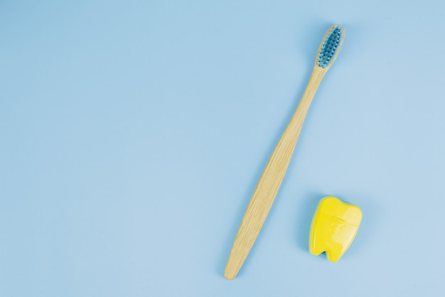 Escova de madeira de bambu e fio dental em forma de dente