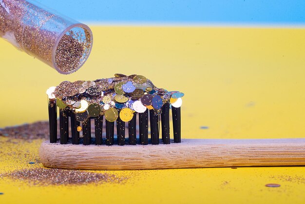 Escova de madeira de dente ecológico em brilho de sorriso de glamour de conceito de brilho