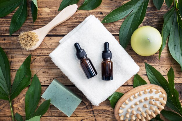 Escova de massagem, óleo cosmético e sabão