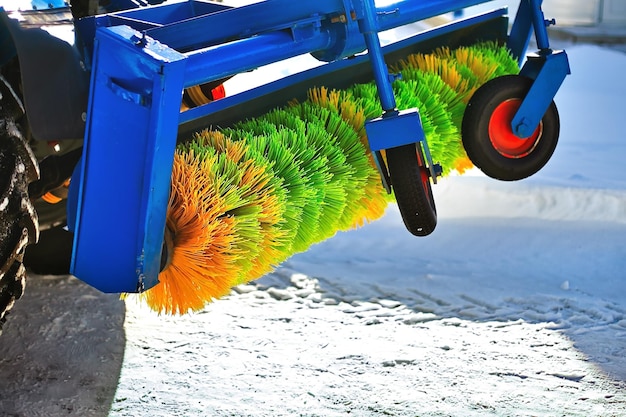 Escova industrial no trator para limpar ruas de neve fechada