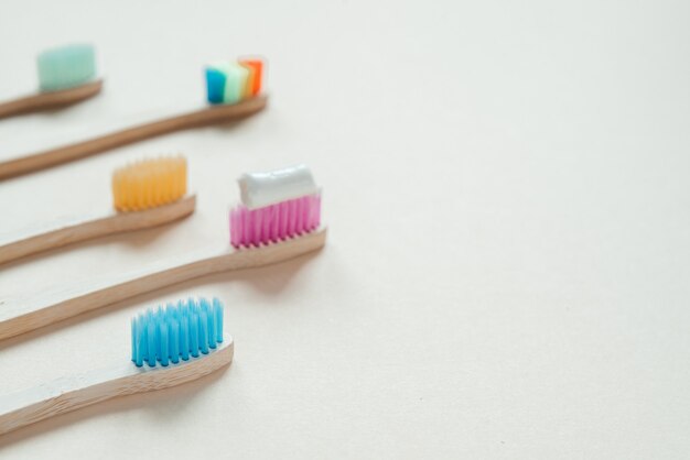 Escovas de dente de bambu ecológicas multicoloridas, atendimento odontológico com conceito de desperdício zero, estilo de vida sustentável