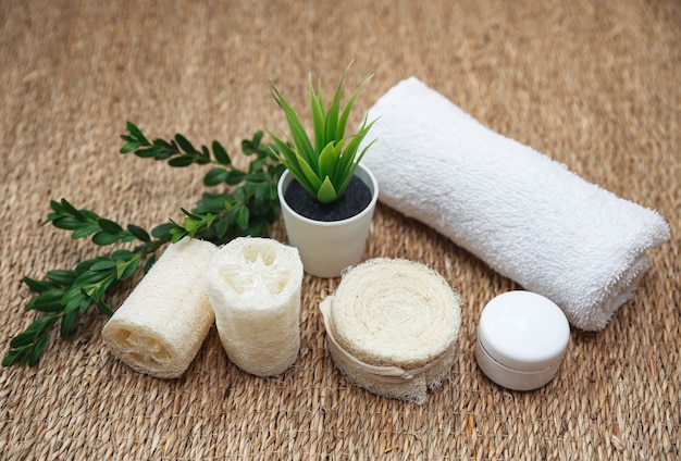 Escovas de dente de bambu, toalha branca, esponja luffa, sabonete orgânico artesanal com babosa verde. acessórios de banho e higiene ecológicos.