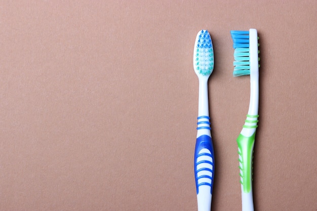 Foto escovas de dente em fundo colorido vista superior higiene bucal