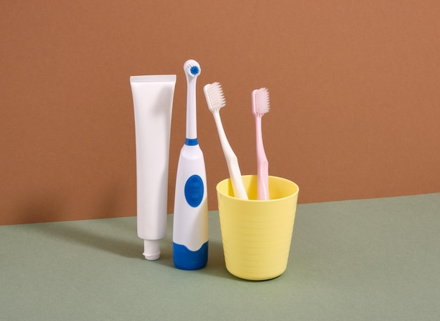 Escovas de dentes coloridas e pasta de dentes Higiene bucal Dentes saudáveis e cuidados
