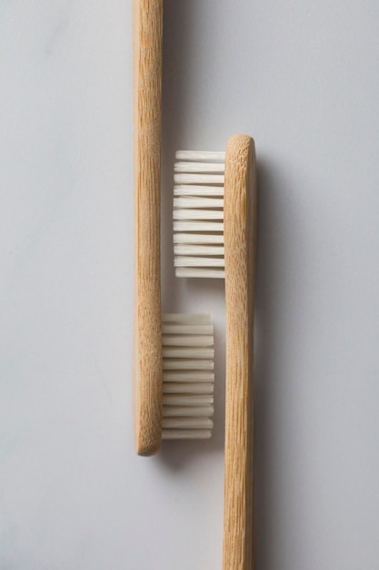 Escovas de dentes de bambu de madeira em um fundo de mármore