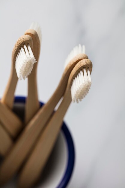 Escovas de dentes de bambu de madeira em uma panela branca