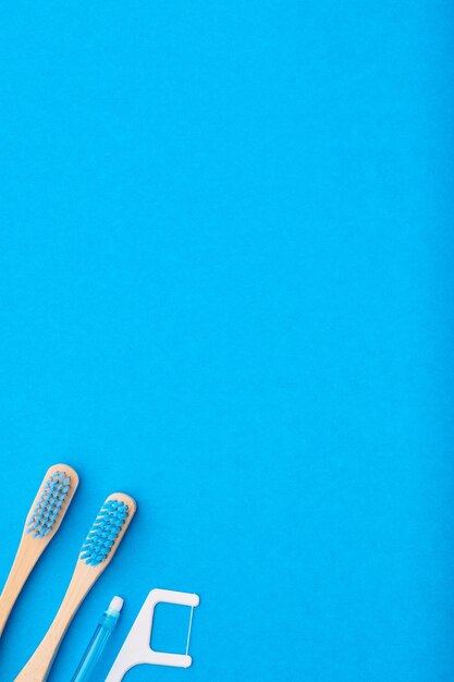 Foto escovas de dentes e ferramentas de higiene bucal