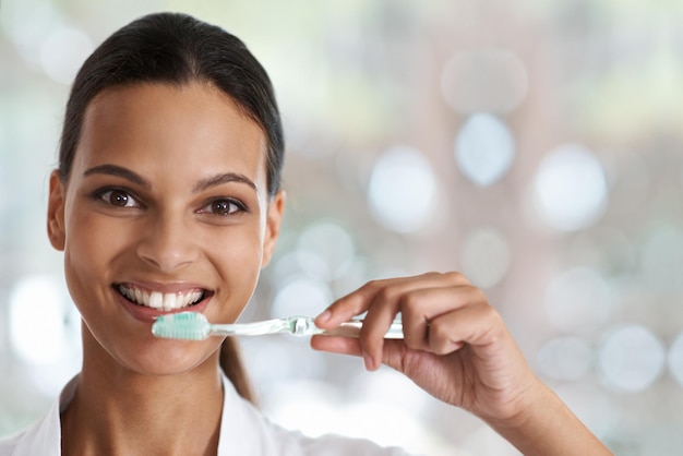 Foto escove todos os dias para um sorriso perfeito retrato de uma mulher sorridente segurando uma escova de dentes