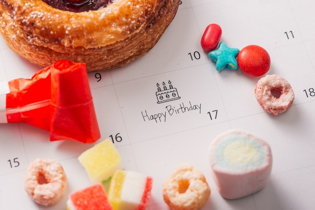 Escrevendo bolo no calendário feliz aniversário