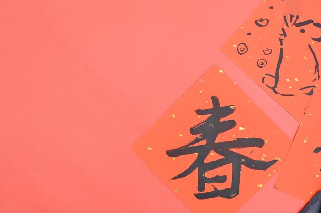 Escrevendo caligrafia chinesa com palavra que significa sorte para o ano novo lunar
