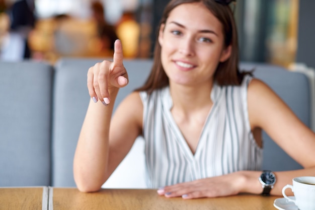 Escrevendo o dedo no ar ou no botão. mulher segurando flutuante render apresentação de inicialização.