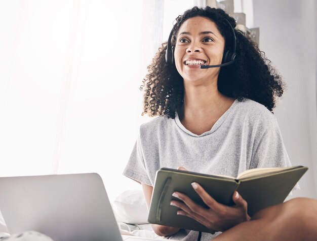 Foto escrevendo trabalho remoto ou mulher negra feliz em call center com orgulho ajudando a falar ou fazer networking online consultoria de livros ou agente de seguros em comunicação no atendimento ao cliente ou vendas em casa