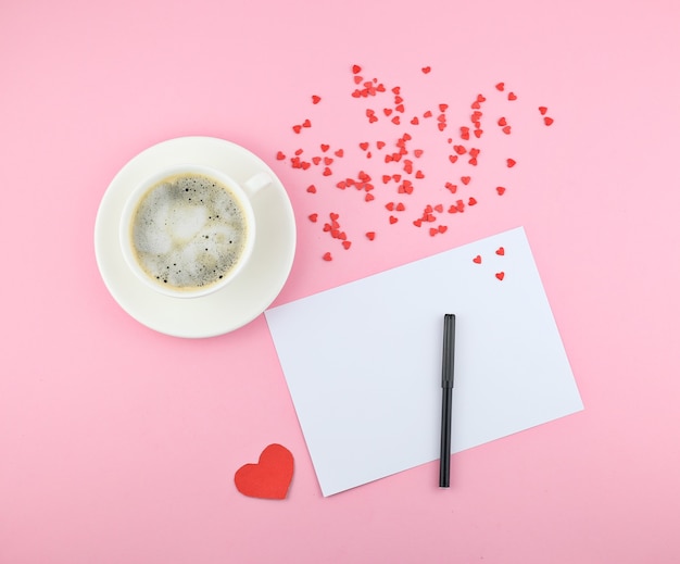 escribiendo una carta de amor con una taza de café