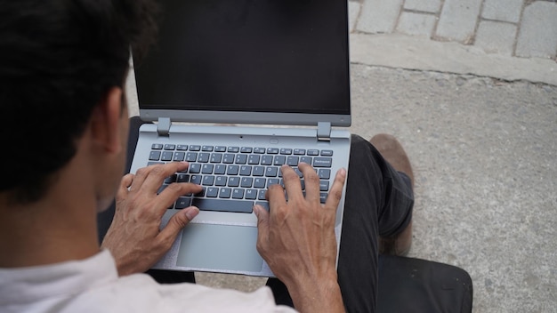 Escribiendo en la computadora portátil imágenes HD