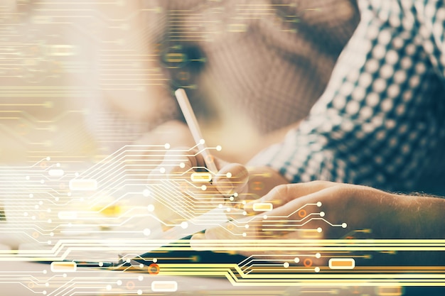 Escribiendo el fondo de las manos del hombre con iconos de tecnología Doble exposición Concepto de big data