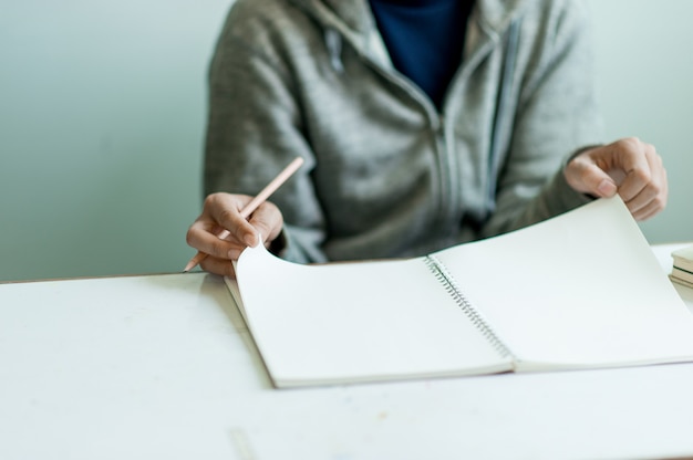 Escribiendo en el papel en el trabajo en la mesa por la mañana, ideas de negocios. Hay espacio para copiar.