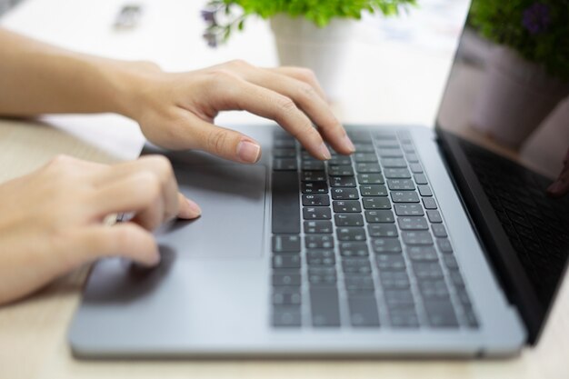 Escribiendo en el teclado de la computadora portátil. Uso de computadora para trabajar o jugar internet.