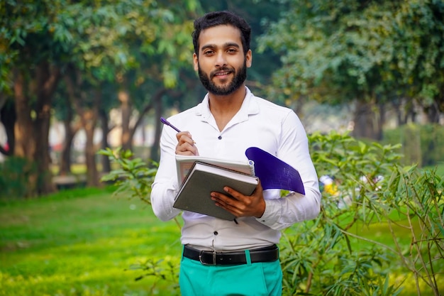 Escribir algo Indian boy imágenes estudiante universitario indio