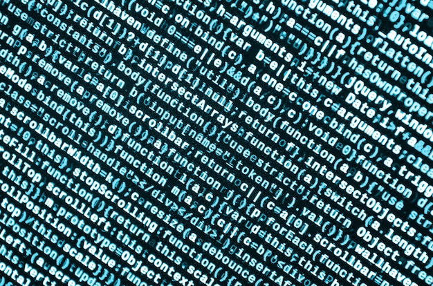 Escribir código de programación en la computadora portátil.