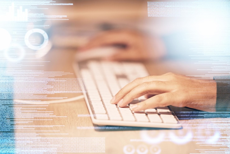 Foto escribir computadora y superponer con las manos de la persona en la oficina por la noche para correo electrónico digital y propuesta tecnología internet y búsqueda con empleado y teclado para la fecha límite y la planificación del informe