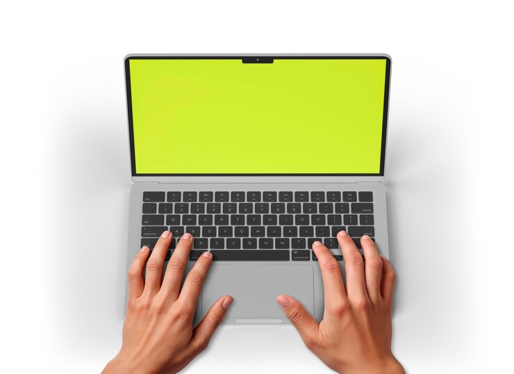 Foto escribir a mano en una computadora portátil blanca para el trabajo de oficina y la productividad