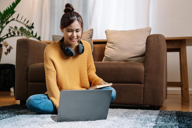 Foto escribir a mano teclado portátil chat en línea buscar en internet mientras trabaja sentado en el concepto de piso para trabajar desde el dispositivo de tecnología doméstica contactar a la gente de negocios de comunicación