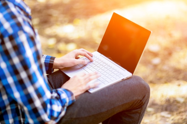 Escribir las manos en una computadora portátil