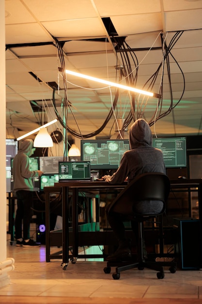 Escripto de programa de fraude en Internet codificado por un hacker de ataque de phishing