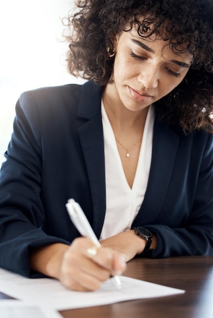 Foto escrita de papel e advogada no escritório com formulário de documento e planejamento no espaço de fundo branco empresa jurídica e mulheres escrevem notas sobre cronograma de informações ou lembrete enquanto trabalham em um caso