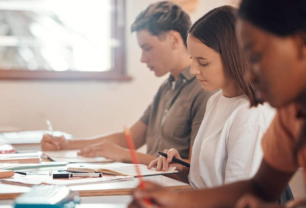 Escrita educacional e exame com alunos em sala de aula da faculdade para conhecimento e aprendizado da academia Estude escola e notebook com pessoas em palestras universitárias para futuras bolsas e objetivos