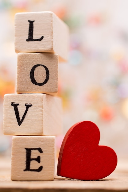 Foto escrito en bloques de madera amor y corazón rojo
