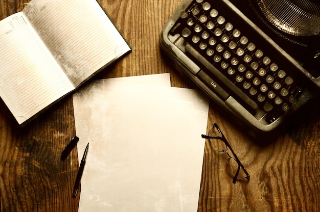 Escritor de mesa com máquina de escrever retrô