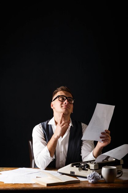 Foto escritor de libros con camisa blanca sentado