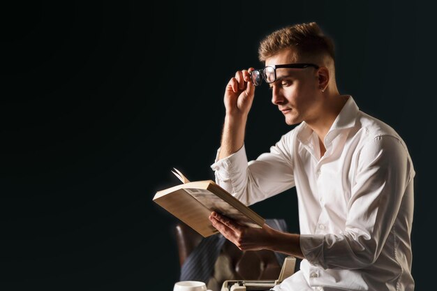 Escritor de libros con gafas y blanco.