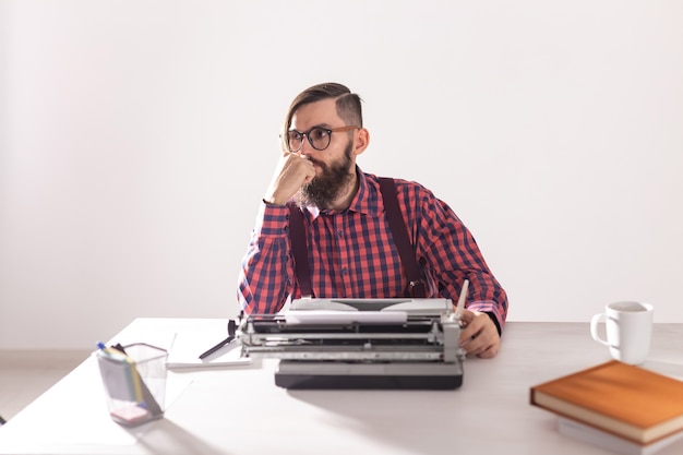 Escritor de personas y concepto hipster joven escritor elegante trabajando en máquina de escribir