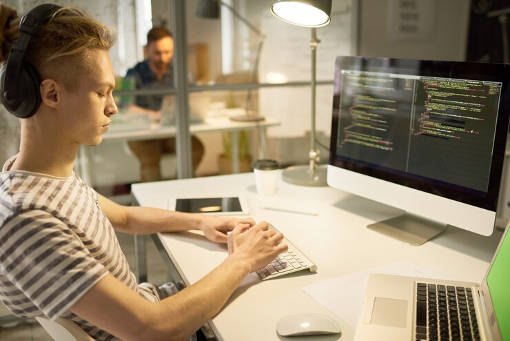 Foto escritor de software seguro ocupado con nuevo programa