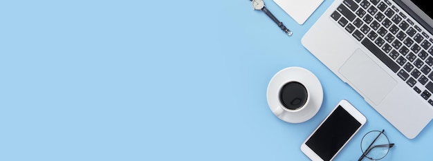 Escritora de blogs independiente mujer bebiendo para relajarse en un escritorio azul claro limpio con café trabajo en el concepto de copia de espacio plano lay vista superior maqueta