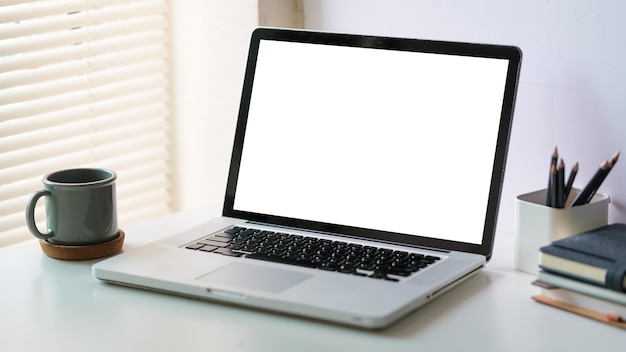 Escritorio del área de trabajo y espacio para copiar computadoras portátiles y pantalla en blanco