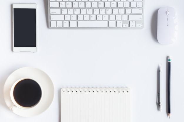 Escritório branco da mesa e vista superior com espaço da cópia.