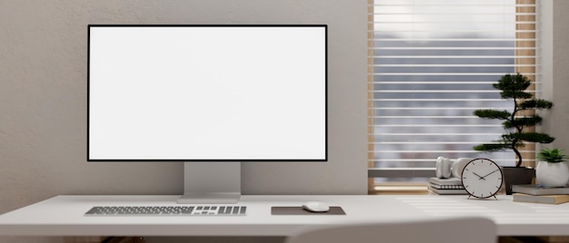 Un escritorio de computadora blanco presenta una maqueta de computadora en una habitación blanca mínima