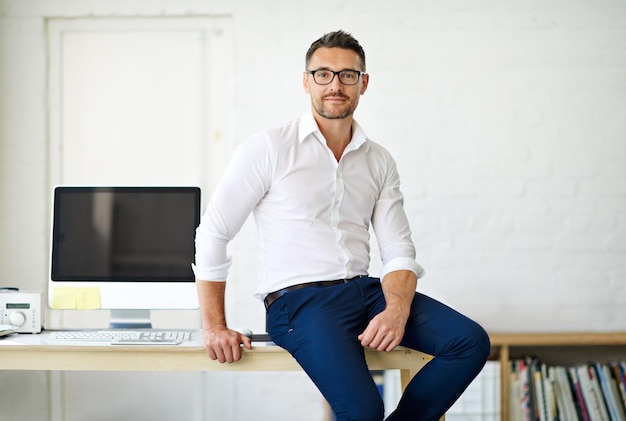 Escritorio de computadora y retrato de un hombre de desarrollo web en la oficina para la administración de programación creativa Diseño de negocios y tecnología con desarrollador de sitios web en un lugar de trabajo profesional para soporte informático