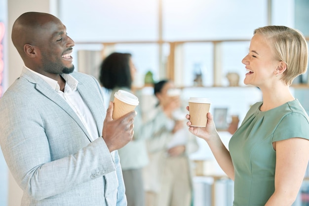 Escritório de café e empresários conversando rindo e felizes em discussão conversa engraçada e bate-papo Comunicação em redes sociais e homem e mulher negros rindo bebendo e compartilhando piadas