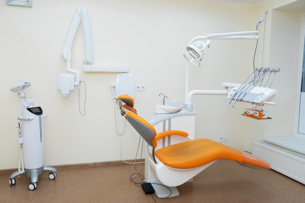 Escritório de dentista moderno elegante interior em estilo laranja.