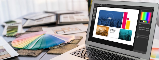 Escritório de design de interiores moderno com laptop e materiais de placa colorida Insight