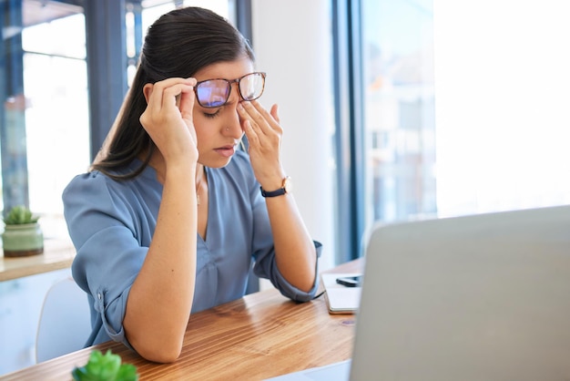 Escritório de dor de cabeça de mulher e cansado com óculos de laptop e fadiga de dor nos olhos ou estresse na mesa do local de trabalho Especialista em finanças descansa e esgotamento no computador de mesa e escritório moderno na cidade de Nova York