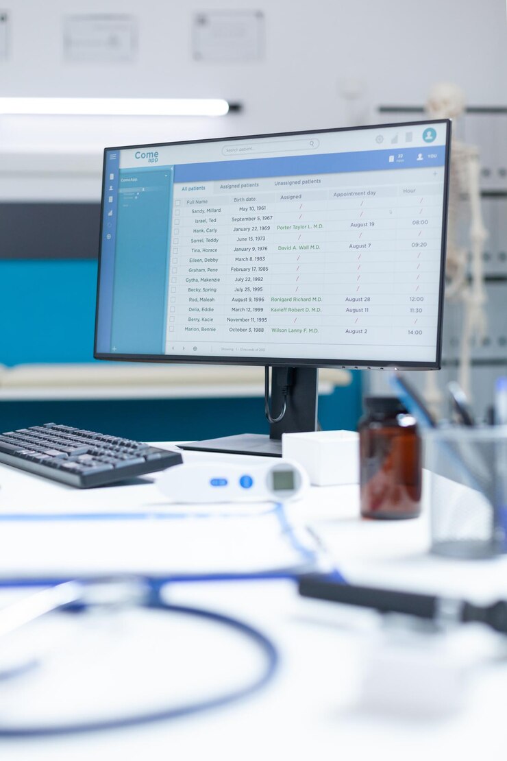 Foto escritório de médicos vazio com computador com arquivos de exame de pacientes na tela em pé na mesa durante a consulta médica. local de trabalho do hospital equipado com ferramentas profissionais. apoio aos cuidados de saúde