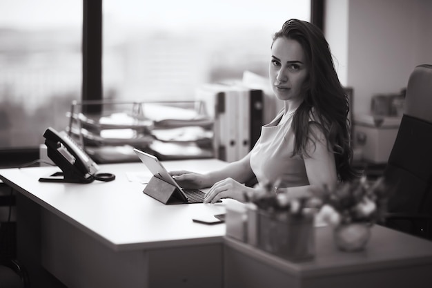 escritório de mulher de negócios, ginseng sentado no escritório à mesa, trabalho, conceito de negócio